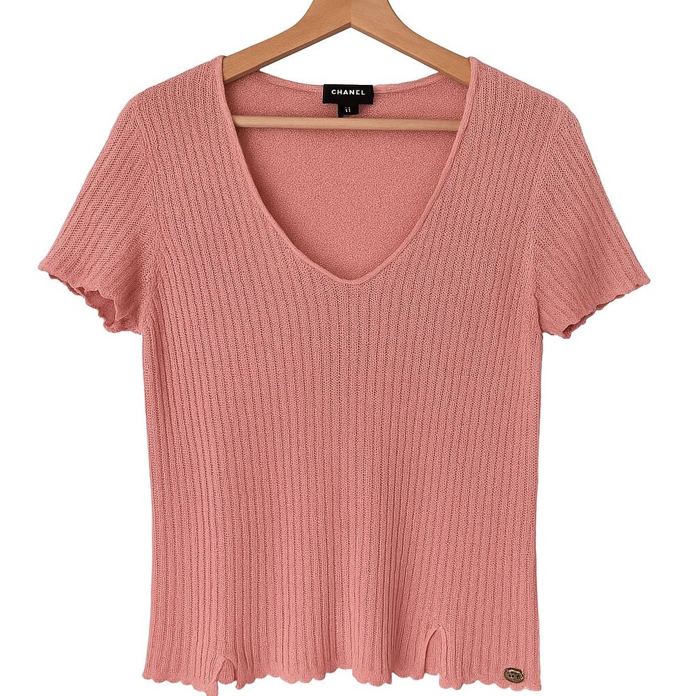 CHANEL Pink Knit Short-Sleeve Top w/ Logo Medallion (FR 38)